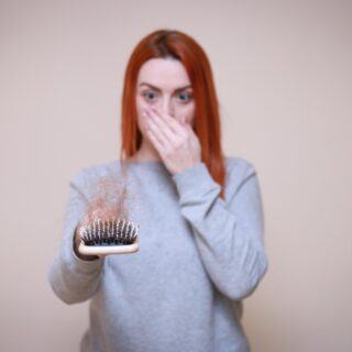 Haarausfall bei Frauen Haarausfall-bei-Frauen-Ursachen-und-Behandlung