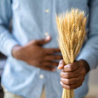 10 Fakten zu Zöliakie - Glutenunverträglichkeit im Überblick Celiac Disease And Gluten Intolerance. Man Holding Spikelet Of Wheat