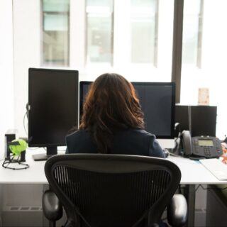 Gefahrenquelle Büro – Wenn langes Sitzen schädlich wird Gefahrenquelle Büro – Wenn langes Sitzen schädlich wird